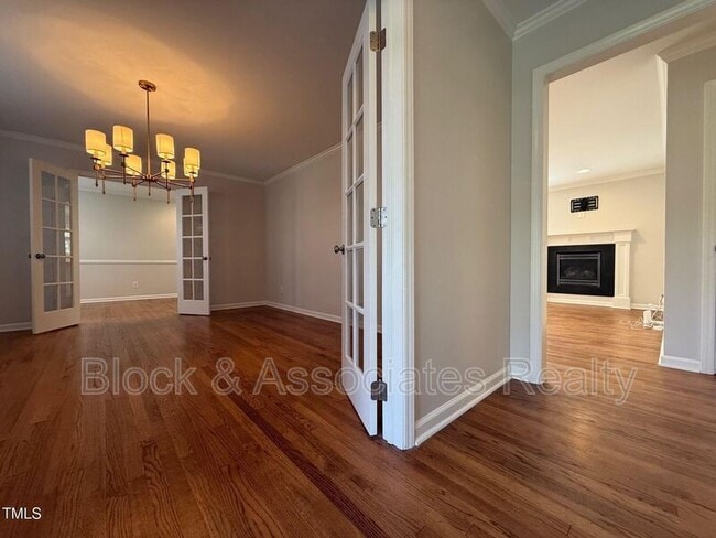 Photo - 212 Sampson St