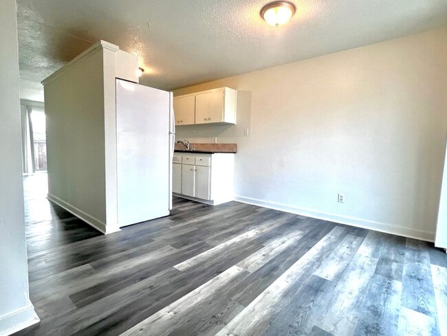 Photo - BRIGHT AND CLEAN GRESHAM TRIPLEX!! UPGRADED & CLOSE TO EVERYTHING!!
