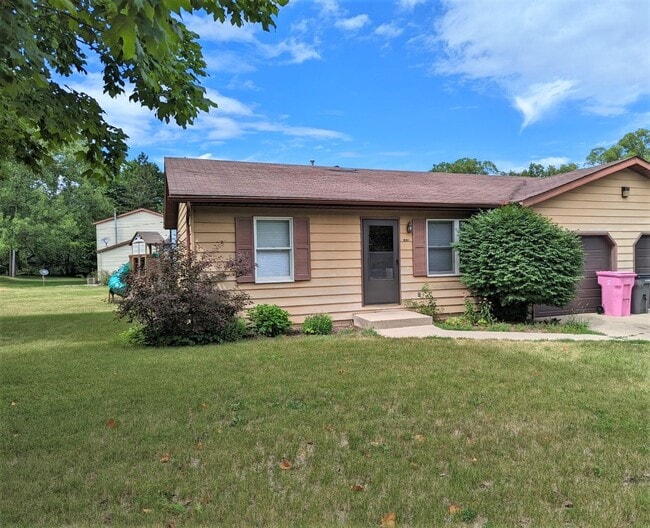 Building Photo - 2 Bedroom 1 Bathroom Duplex with FULL base... Unit Apt. B