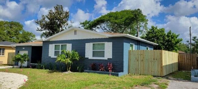 Photo - SPACIOUS 3 BEDROOM 2 BATH - ST. PETERSBURG, FL