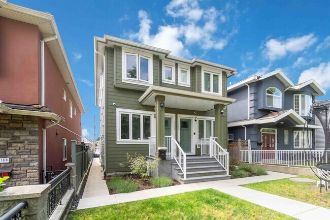 Photo - 3164 Venables St