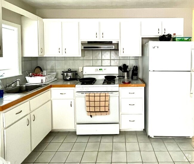 Building Photo - 236 Princeton St Unit 1 Rental