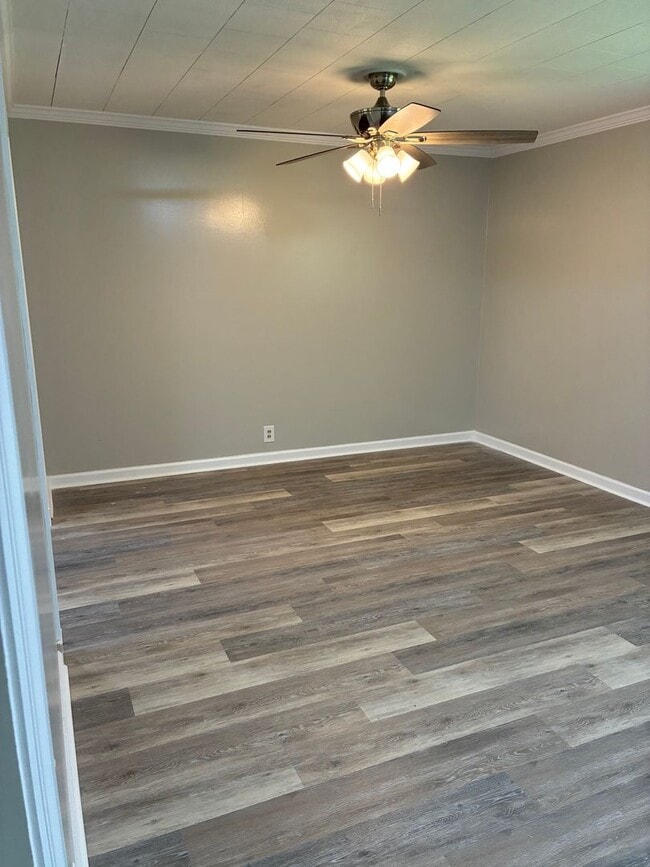 Photo - 3 Bed 2 Bath Brick Home with Additional Living Space - Newly Renovated