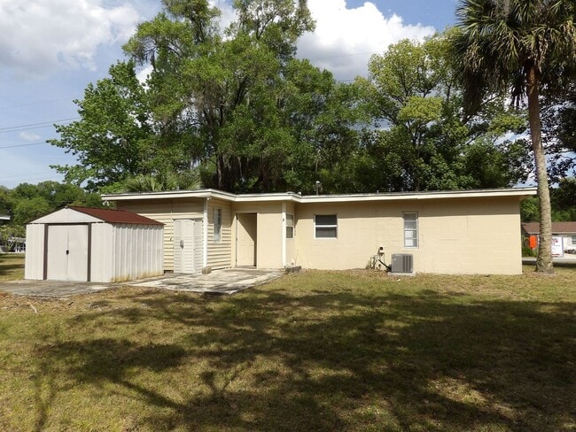Photo - Orange City 3 Bedrooms 2 Bath 900 SQ FT Call Carole Arcaro 386-216-4900
