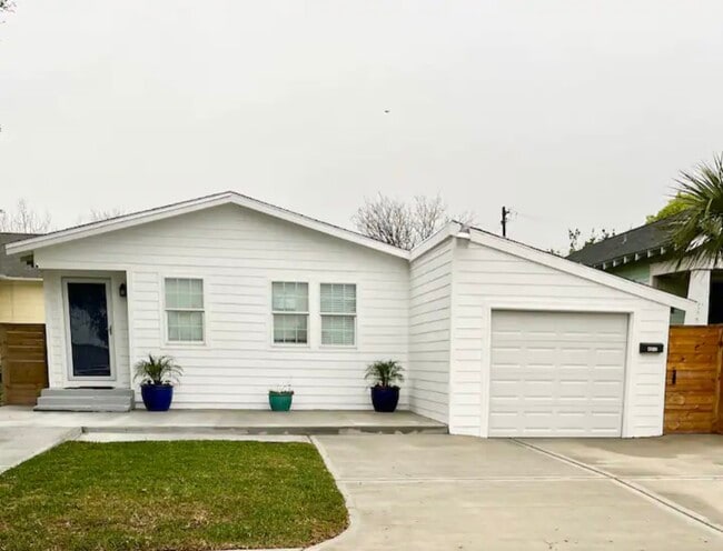 Building Photo - 4312 Avenue O 1/2