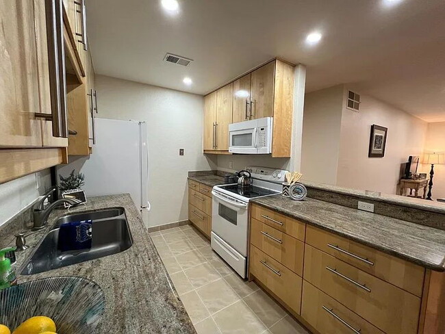 "Charming 1-Bedroom Retreat in San Jose's Heart – Your Perfect Cozy Haven Awaits!"