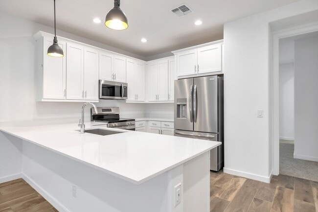 Building Photo - Like New luxurious Model Home with 2 Maste...