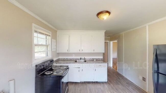 Photo - 734 Whitlock St