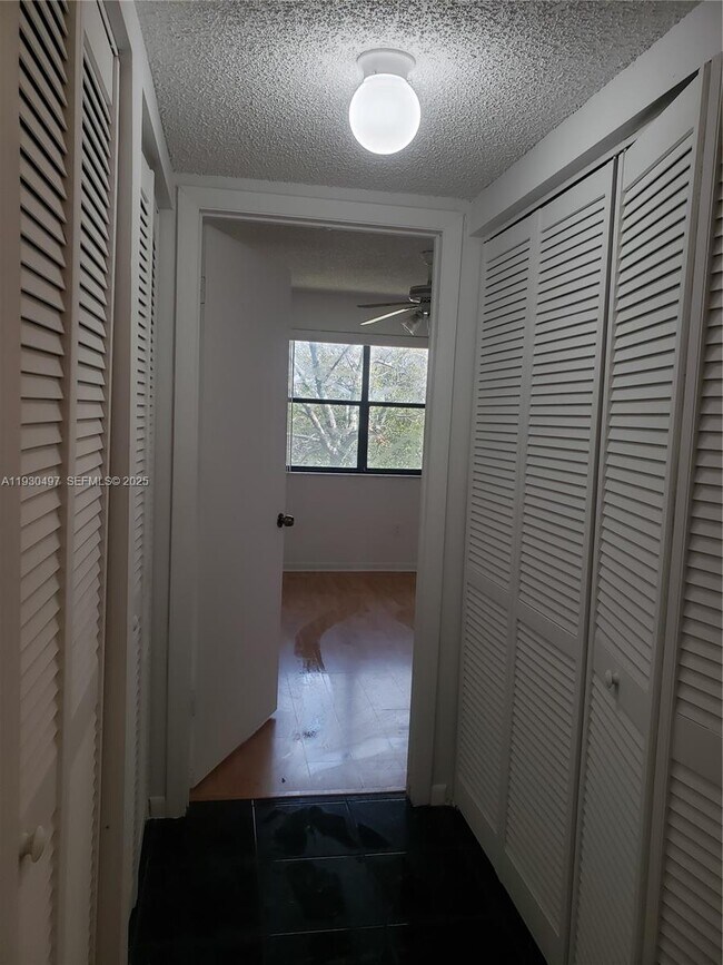 Photo - 601 Ives Dairy Rd Unidad 405-8