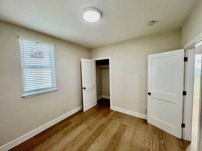 Photo - SPECTACULAR, COMPLETELY RENOVATED 2 BED/1 BATH FULLY!!! Unidad 1557