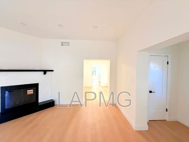 Photo - 6130 Whitsett Ave