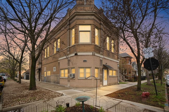 Building Photo - 2900 N Richmond St Unit 1R