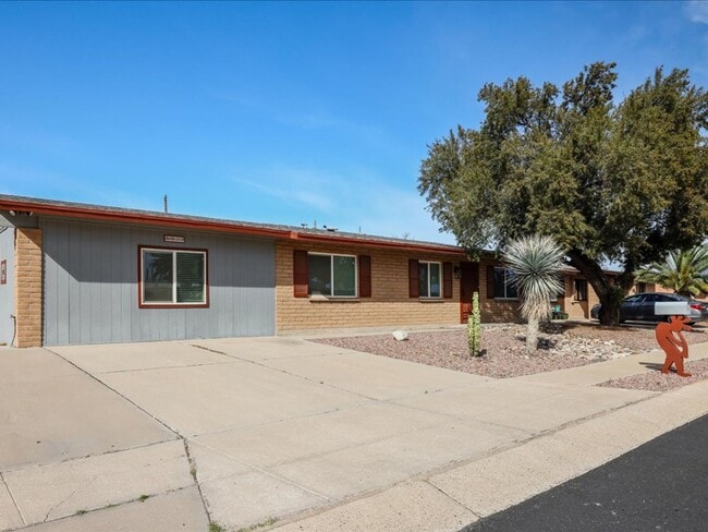 Photo - Spacious 4 Bedroom 2 Bathroom home with Private Pool & Arizona Room!