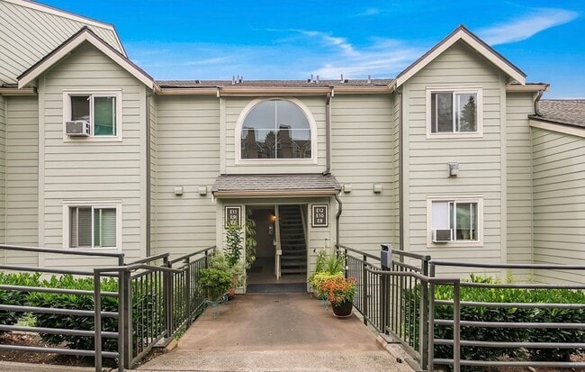 Building Photo - Sterling Heights Condo - Bellevue Unit E15