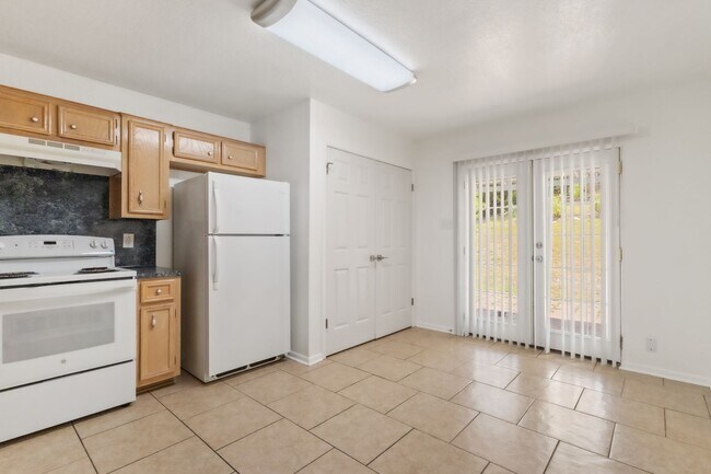 2410 Royal Crest Cir