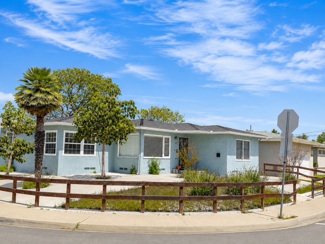 Photo - LARGE 4 Bedroom Home on Mesita! (Enclosed Back Yard!!)