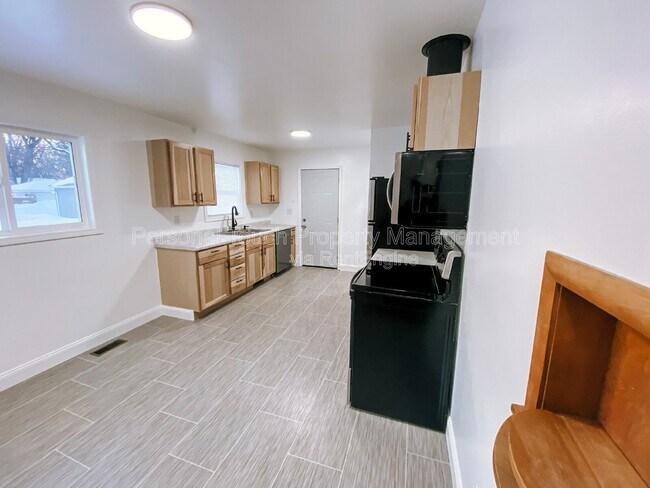 Photo - 1610 2nd St N