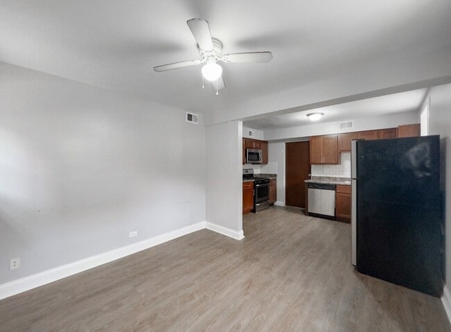 Photo - 900 W Montrose Ave