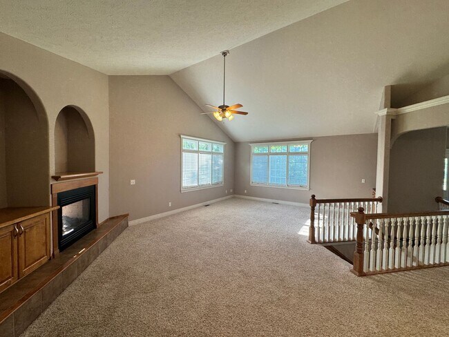 Building Photo - Spacious Duplex Available in a Great Location!