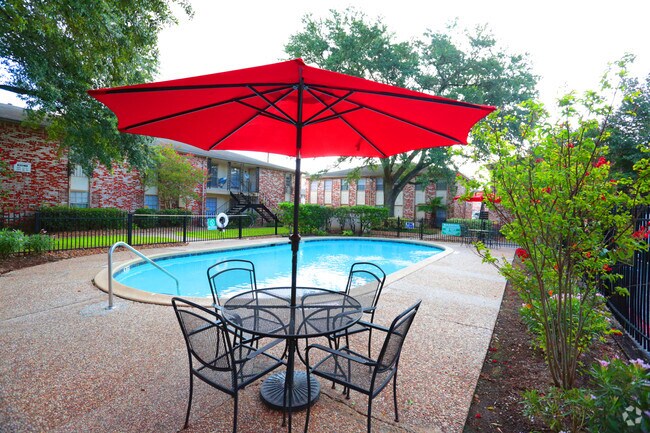 Piscina - Monticello Square Apartamentos