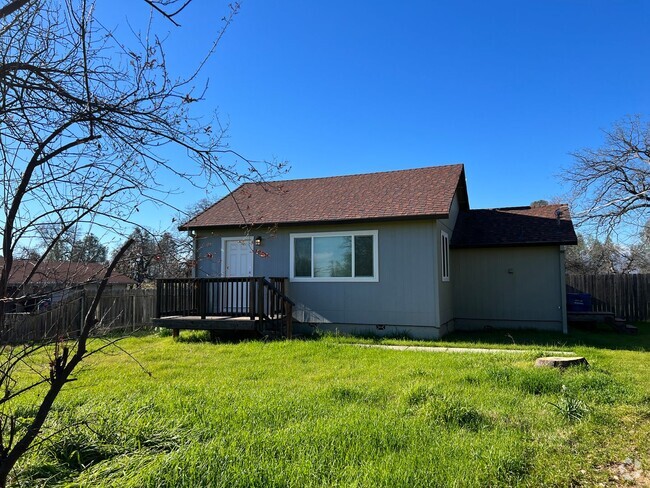 Building Photo - 2 bedroom, 1 bathroom home located in the ...