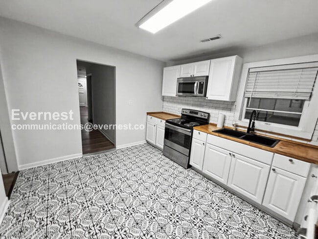 Photo - 908 37th St N