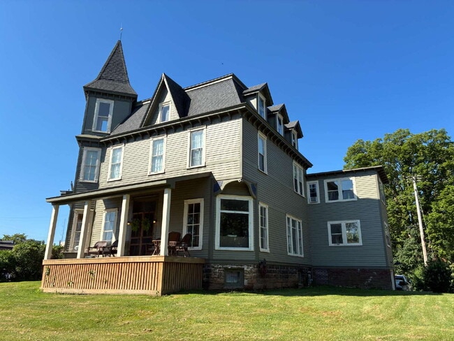 Building Photo - Charming 1-Bed Waterfront Oasis with Scenic Views in Eau Claire! Unit 3