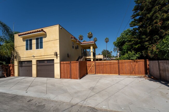 Photo - 711 N Clementine St Apartment