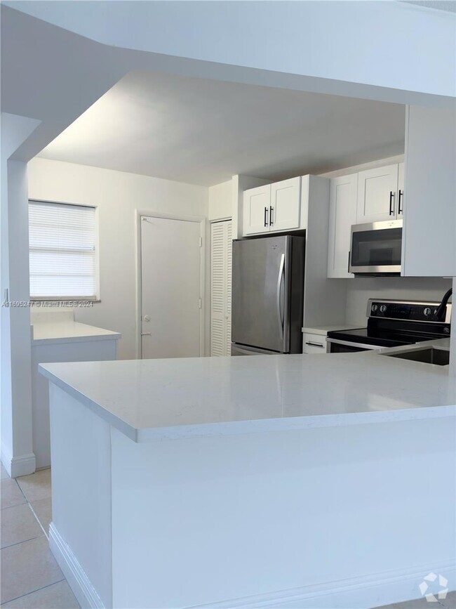 Building Photo - 2 bedroom in North Miami Beach FL 33179 Rental