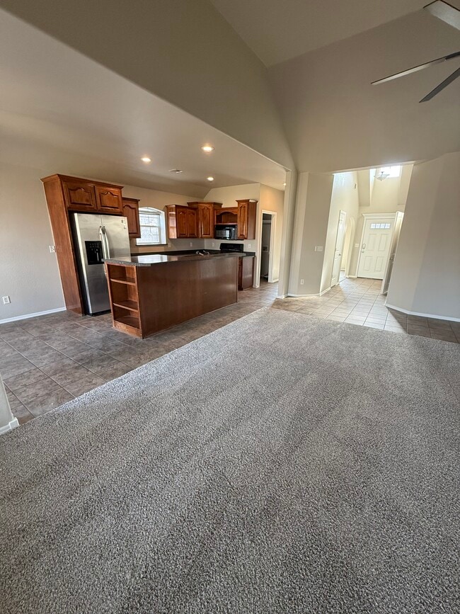 Salón abierto - 20649 E 48th St S