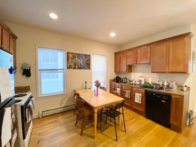 Building Photo - 145 Hillside St Rental