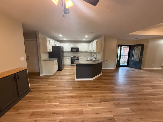 Photo - 404 E 9th St