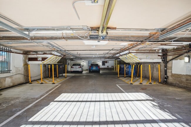 Apartamento en garaje subterráneo - 2363 Le Conte Avenue