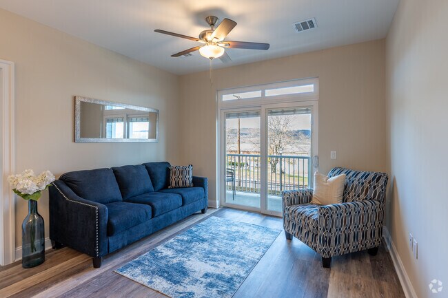 1BR, 1BA w/Den - 950SF - Living Room