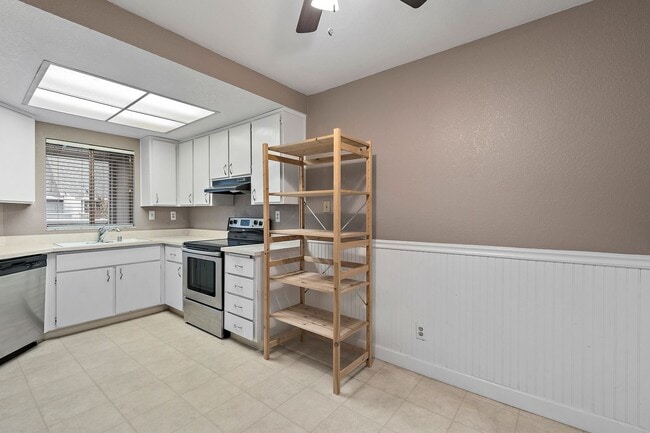 Photo - 2Bd/2Bth Condo, hardwood floor, balcony, top floor