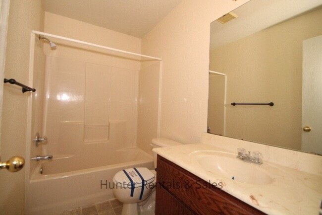 Building Photo - Spacious Duplex! Rental