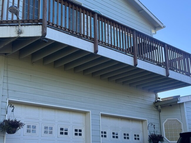 Building Photo - FULLY FURNISHED BUNGALOW WITH GORGEOUS BAY VIEWS! ALL UTILITIES INCLUDED!