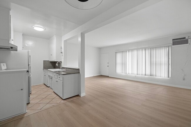 Photo - 147 N Lapeer Dr