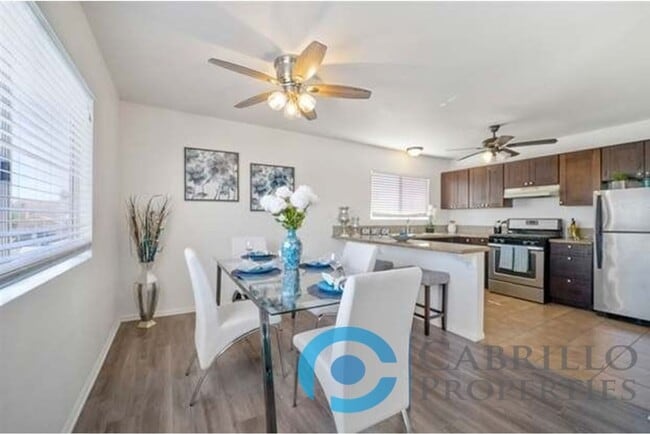 Building Photo - 4521-4523 Winona Avenue Unit 4523B