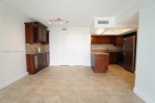 Photo - 2715 Tigertail Ave Unidad 606