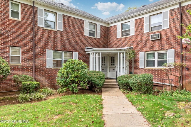Building Photo - 32 Manor Dr Unit 303