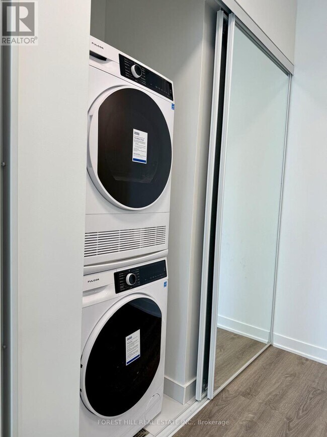 Photo - 180 Front St E Unit 1015