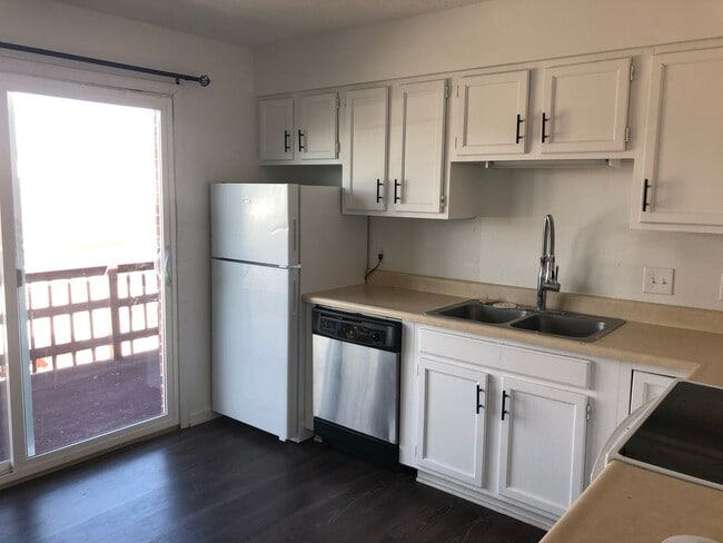 Photo - 808 W 1st St Unit 3