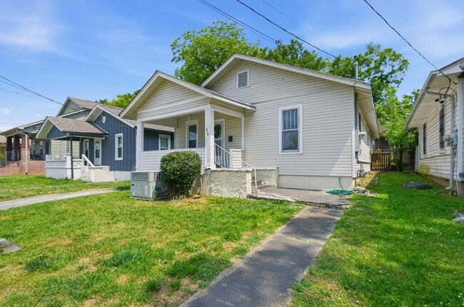 Building Photo - 216 N Hickory St
