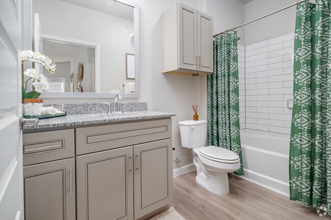1HAB, 1BA - Baño de 647 ft² - Westpointe Oaks Apartments