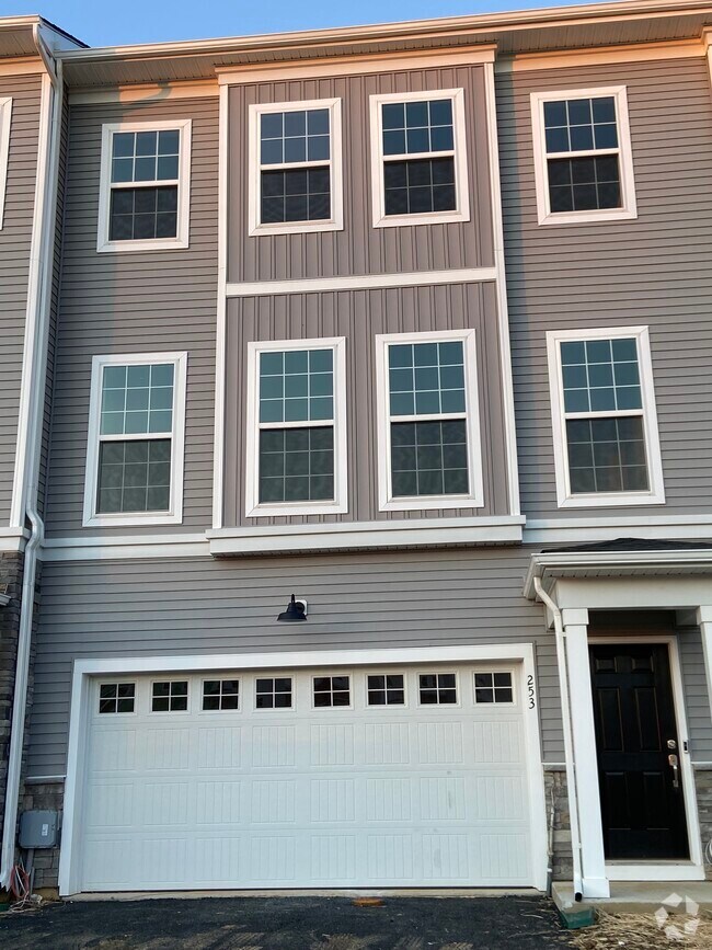 Building Photo - 253 Red Leaf Ln Rental