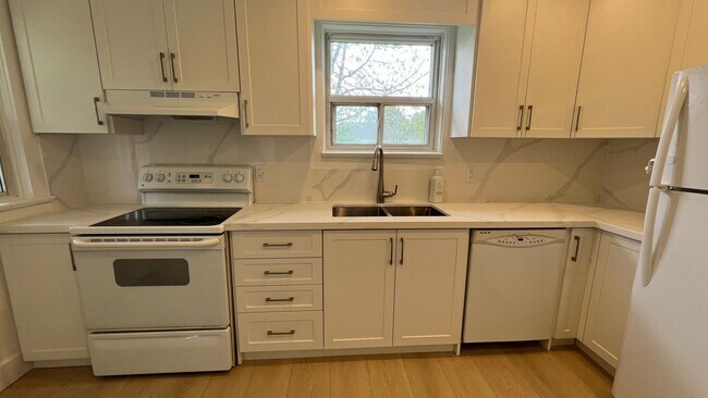 Photo - 979 Danforth Rd