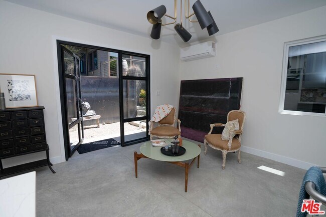 Photo - 1365-1364 Maltman Ave