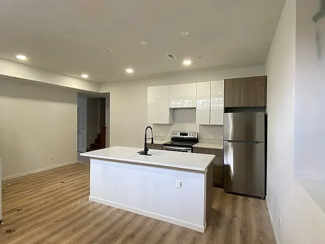 Building Photo - 260 W Johnson St Unit 7 Rental
