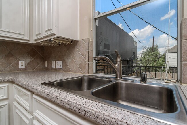 Photo - 1414 Crocker St